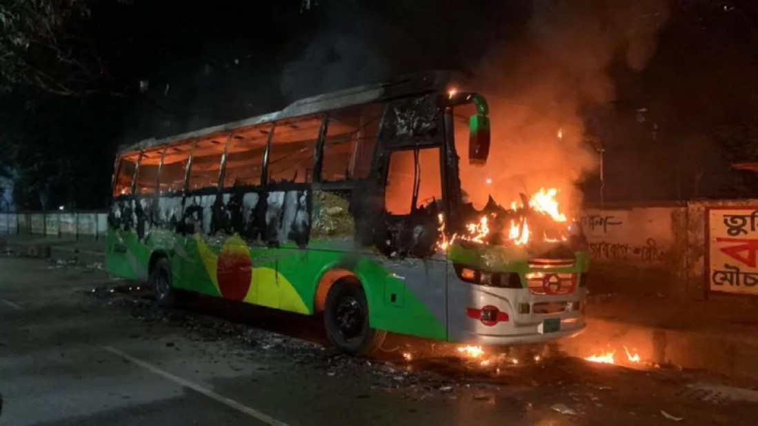 মধ্যরাতে রাজধানীতে তিন বাস ও প্রাইভেটকারে আগুন